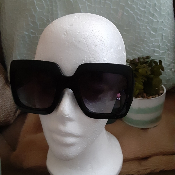 Gucci black oversized sunglasses